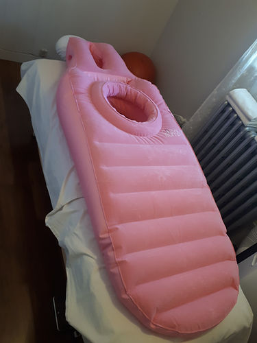 Adjustable inflatable maternity table topper